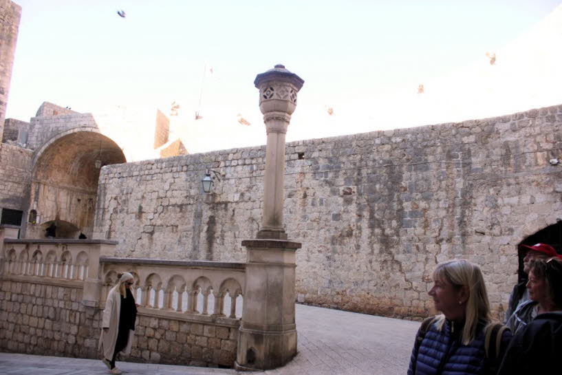 Dubrovnik ist vollständig von einer massiven, im 16. Jh. fertiggestellten Steinmauer, umgeben. Eine der beliebtesten Aktivitäten während einer Reise nach Dubrovnik ist ein Spaziergang entlang der etwa 2 Kilometer langen Mauer. Es gibt verschiedene Möglich