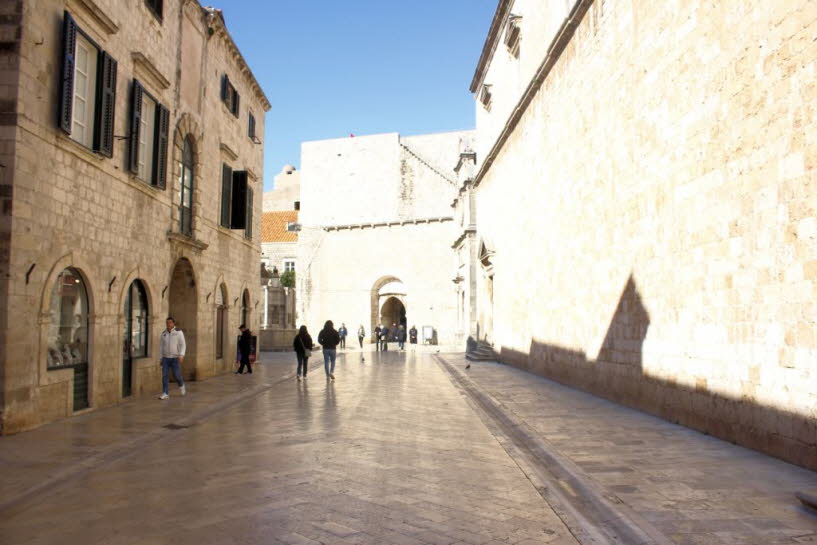 Der Stradun (oder Placa) erstreckte sich vom westlichen Eingang der Altstadt am Pile-Tor bis zum Hafen im Osten und war einst ein flacher Meereskanal, der die kleine Insel, auf der Dubrovnik erbaut wurde, von der Republik Ragusa auf dem Festland trennte. 