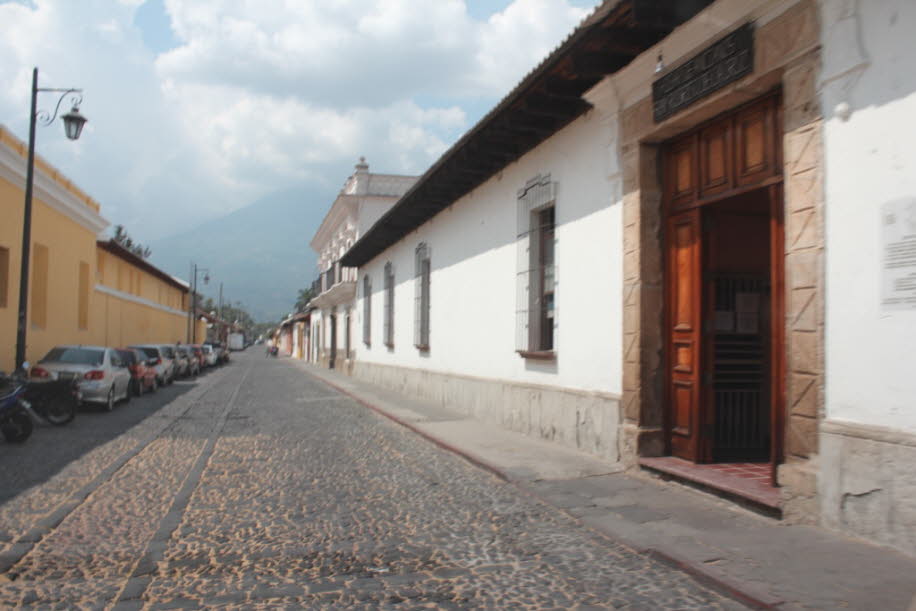 Antigua: La Antigua Guatemala (dt. „Alt-Guatemala“, Kurzform Antigua) ist eine etwa 35.000 Einwohner zählende Kleinstadt im zentralen Hochland Guatemalas. Antigua bietet so viel Geschichte, dass die antike Stadt fast unmöglich an einem einzigen Tag zu erk