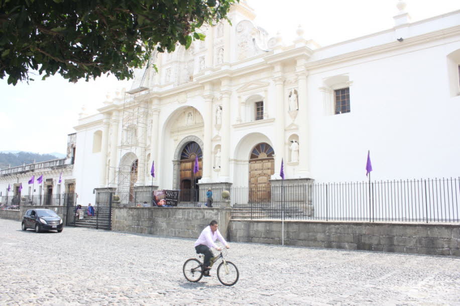 Fassade der ehemaligen Kathedrale San José: Am 29. Juli 1773, dem Tag des Festivals Santa Marta de Betania , ereignete sich gegen drei Uhr nachmittags ein starkes Erdbeben in der Stadt.  Eine Stunde später folgte ein heftiges Erdbeben, das etwa eine Minut