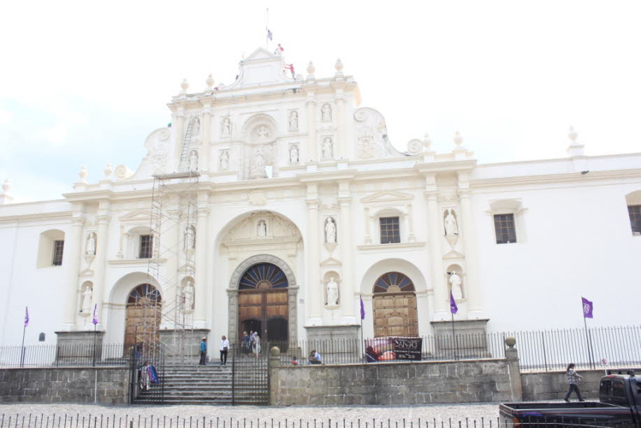Fassade der ehemaligen Kathedrale San José: Bis 1773 war das Königreich Guatemala riesig, mit einer Gerichtsbarkeit von mehr als 2.400 Kilometern Länge, die im Süden vom Atlantik und vom Pazifik begrenzt wird . Es hatte drei Bistümer und ungefähr neunhund