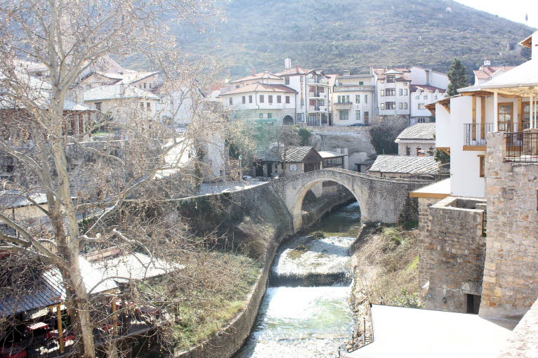 Mostar ist eine Stadt in Bosnien und Herzegowina. Ein Großteil der Stadt wurde wieder aufgebaut und Besucher werden überrascht sein zu sehen, dass diese ehemals vom Krieg heimgesuchte Stadt wieder ein lebendiges und schönes Reiseziel ist, insbesondere das