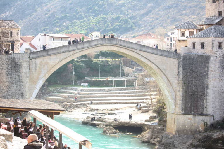 Früher war Mostar eine der ethnisch vielfältigsten Städte des Landes, und heute leidet die Region unter einer geografischen Trennung der ethnischen Gruppen. Die Stadt war die am stärksten bombardierte aller bosnischen Städte während des Krieges in Bosnien