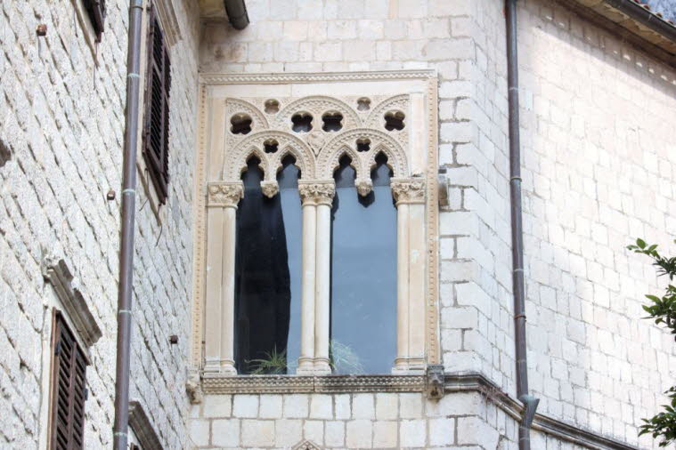 Altes Fenster in einem Palast
