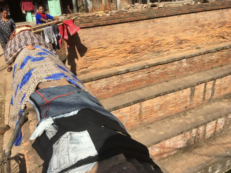 Wäsche waschen in einem Becken von Bhaktapur