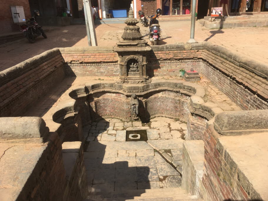 Brunnenanlage auf dem Durbar Square - Hinter dem Vatsala-Durga-Tempel und neben dem Chyasalin Mandap befindet sich eine Brunnenanlage, die Dhunge Dhara genannt wird.