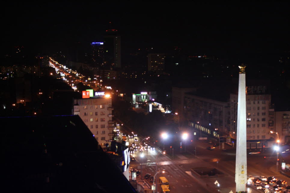 Der „Obelisk zu Ehren der Stadt Kiew“ ist ein aus Stahlbeton gebaut und mit weißem Marmor verkleidet. Ein  vergoldeter Sowjetstern steht auf seiner Spitze.