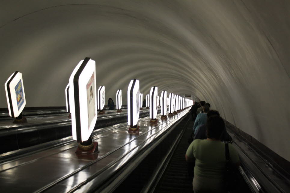 Die Kiewer Metro wurde 1960 eröffnet und war die erste Untergrundbahn in der Ukraine und die dritte in der UdSSR. Sie ist die Hauptverkehrsader der ukrainischen Hauptstadt Kiew.
