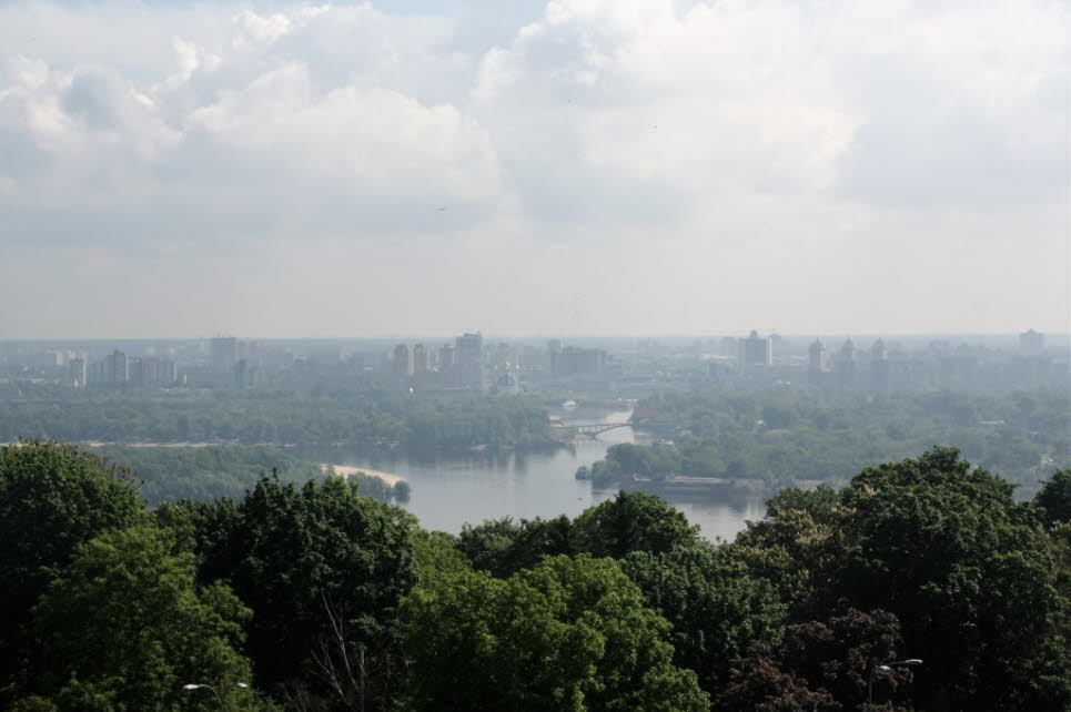 Kiew: Die Hauptstadt der Ukraine hat zwei Gesichter. Sas Westufer des Flusses Dnjepr ist hügelig-grün mit seinen zahlreichen historischen Bauten – das Ostufer mit modernen Büro- und Appartementhäusern ist flach und seenreich . Rund 2,7 Millionen Einwohner