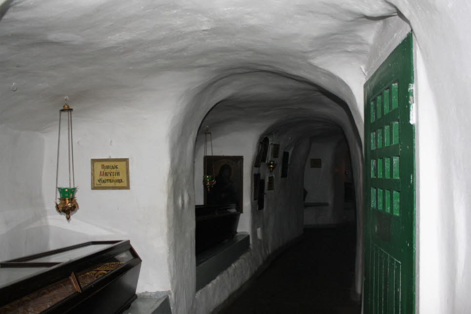 Das Kloster erhielt seinen Namen von ausgedehnten künstlich geschaffenen Höhlen, die seit der Gründungszeit als Einsiedeleien der Mönche dienten. Hier in größter Abgeschiedenheit von der Welt versuchten (und versuchen wieder) Mönche sich durch Gebet Gott 