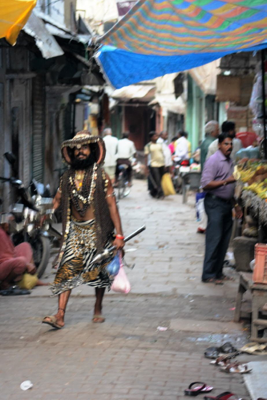 Aggressiver Pilger in Varanasi: Es gibt nackte Naga (Digambara, oder "Himmel gekleidet") Sadhus, die ihre Haare in dicken Dreadlocks namens Jata tragen und sie tragen Schwerter. Aghora sadhus behaupten, sich an Geister zu halten oder auf Friedhöfen als Te