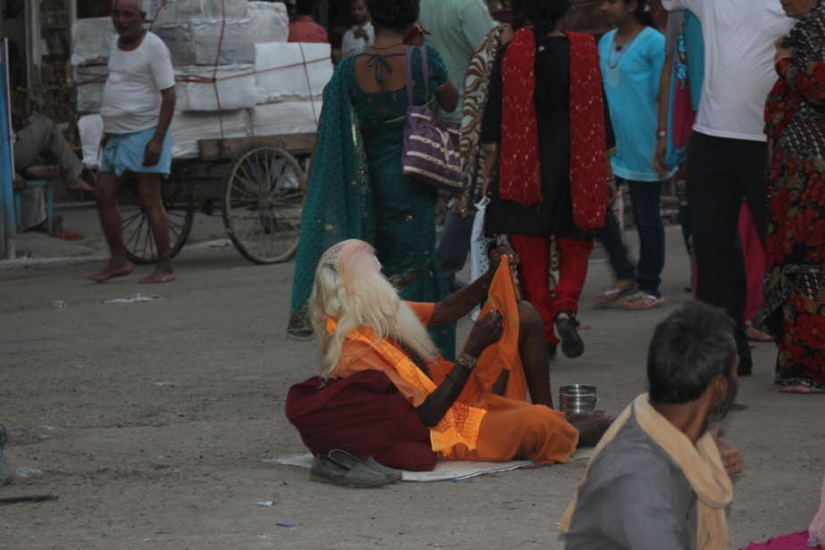 Pilger in Varanasi - Täglich strömen Pilger nach Varanasi, der heiligsten Stadt der Hindus. In der Stadt flutet das Treiben derart vielfältig, bunt, abstoßend und manchmal auch leicht schockierend, dass man als neutraler Beobachter die vielen Eindrücke nu