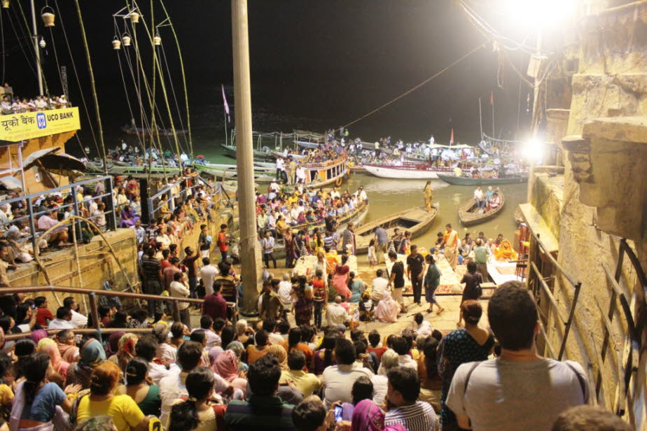 Das Dashashwamedh Ghat - Jeden Abend versammeln sich hier Tausende von Besuchern, um das Schauspiel von Aarti in Varanasi zu sehen. Obwohl diese Tradition selbst Tausende von Jahren alt sein mag, ist die Aarti in der heutigen Zeit eine choreographierte Sh