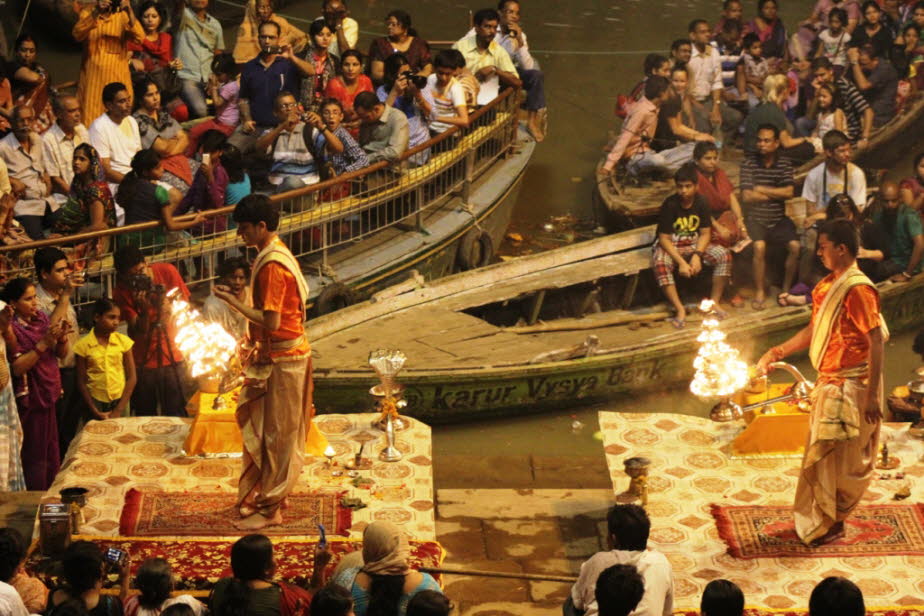 Das Dashashwamedh Ghat - Dashashwamedh Ghat ist der wichtigste Ghat in Varanasi am Ganga River . Es liegt in der Nähe des Vishwanath-Tempels und ist wahrscheinlich der spektakulärste Ghat . Zwei Hindu- Legenden sind damit verbunden: Nach einem, schuf Lord
