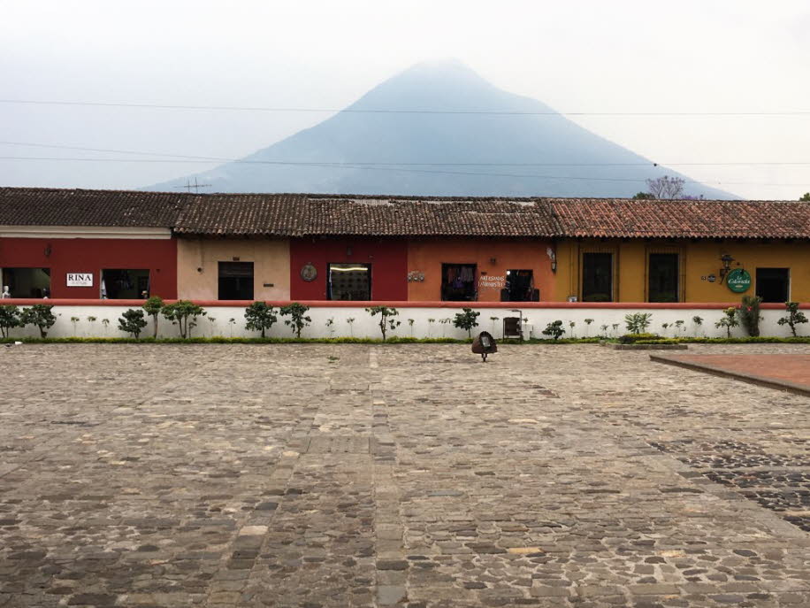 Der Volcán de Agua (dt. „Wasservulkan“) ist ein seit Mitte des 16. Jahrhunderts inaktiver Stratovulkan nahe der Stadt Antigua Guatemala. Seine Höhe beträgt 3760 m.