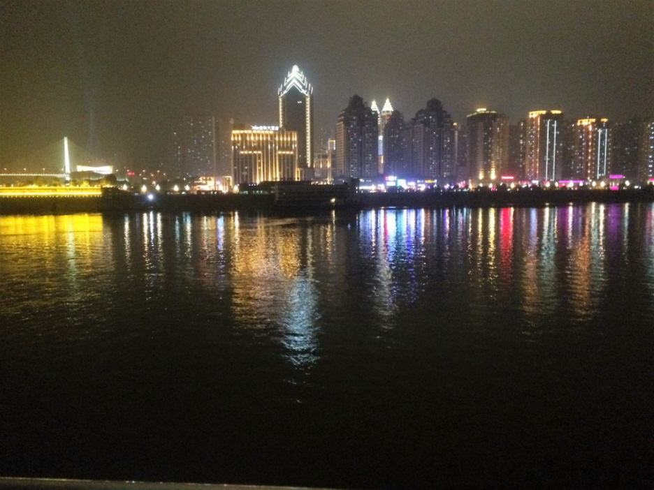 Chongqing: Die Stadt ist von Gebirgen umgeben: dem Daba Shan im Norden, dem Wu Shan im Osten und dem Dalou Shan im Süden. Da Chongqing auf sehr hügeligem Gelände entstanden ist, sind die Straßen teilweise sehr steil, was sich auch in dem Namen „Stadt der 