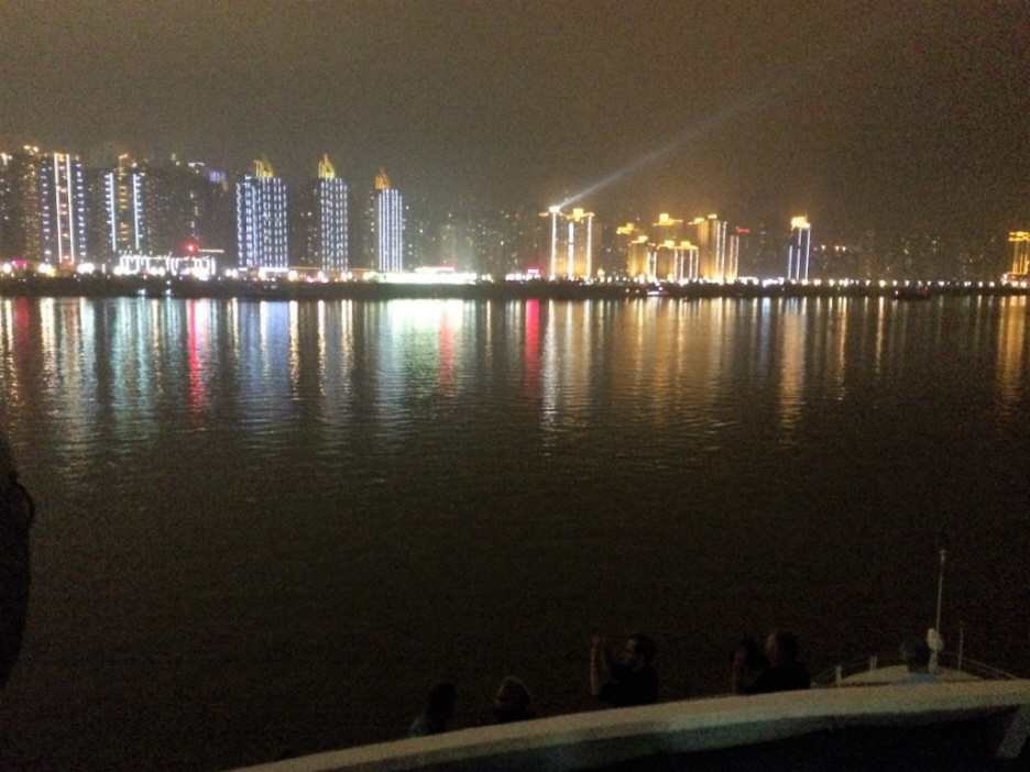Chongqing: Chongqing liegt im Roten Becken, eine vom Jangtsekiang durchflossene Beckenlandschaft und fruchtbares bewegtes Hügelland aus überwiegend roten Sandsteinen und Tonen, das ringsum von höheren Bergketten umschlossen wird. Das Rote Becken ist reich