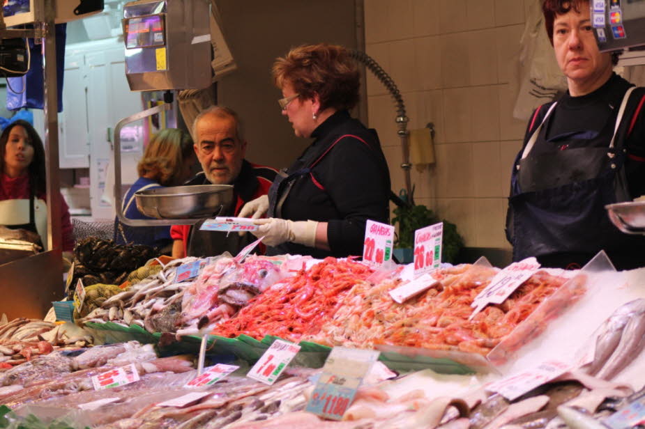 Die Fischhalle entwickelt sich immer mehr zu einem riesigen Feinkosthandel mit Delikatessen aus aller Welt. 
