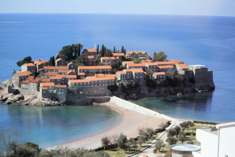 San Stefan ist eine kleine Insel, die mit dem Festland verbunden ist und etwa 6 Kilometer südöstlich von Budva liegt. Dieses befestigte Inseldorf mit seinen Villen aus dem 15. Jahrhundert ist als „der meistfotografierte Ort in Montenegro“ bekannt. Heute i