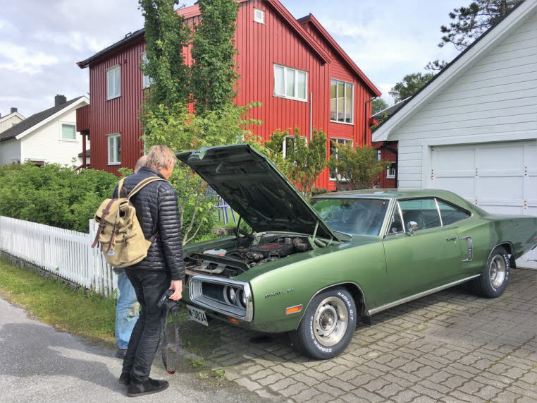 Ein freundlicher Brønnøysunder zeigt mir seinen Dodge Chrysler Coronet 300 von 1970 mit Sitzbank.