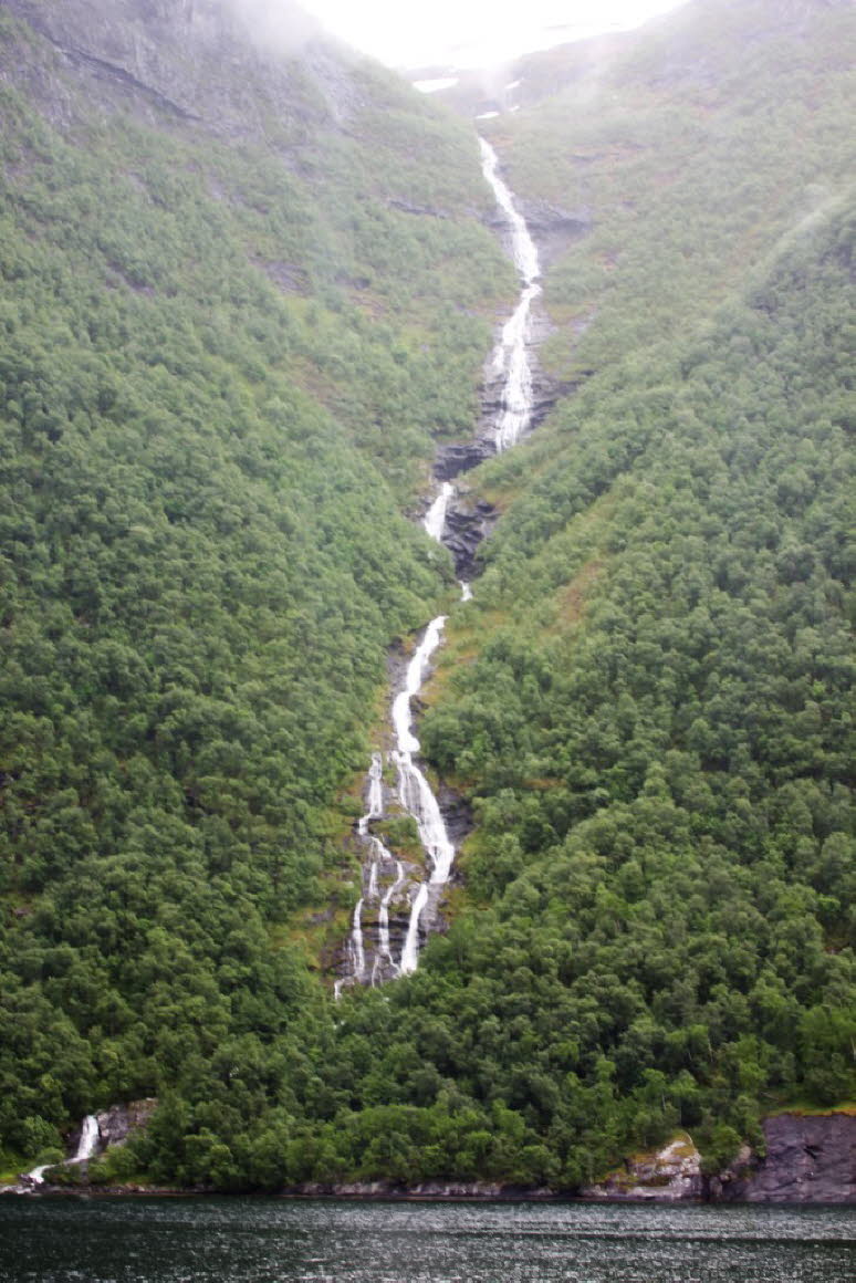 Die Wasserfälle gehören zu den berühmtesten im Geirangerfjord – fast so berühmt wie der Geirangerfjord selbst – und sind nach jahrelangem Tourismus im Fjord garantiert auf Zehntausenden von Filmrollen zu finden.