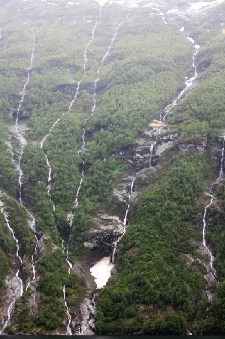 Einer der berühmtesten Wasserfälle Norwegens im Geirangerfjord: In der Mitte des Geirangerfjords stürzen 7 Wasserfälle über den Berghang bei Knivsflå. Aus der Ferne können sie wie die Haare von 7 Frauen aussehen, daher der Name der 7 Schwestern. Direkt ge