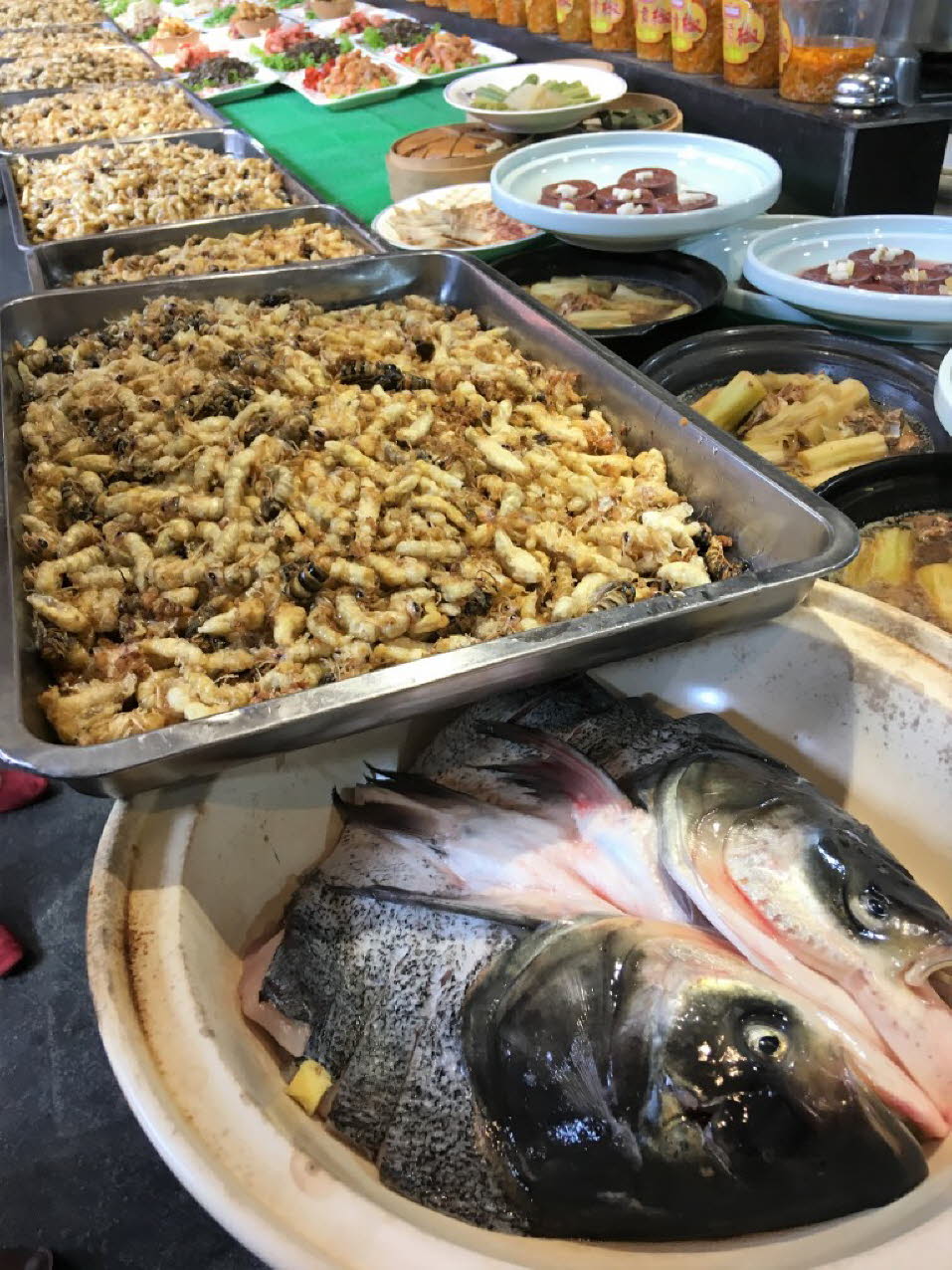 Insekten und Fisch auf dem  Markt in Xinchang
