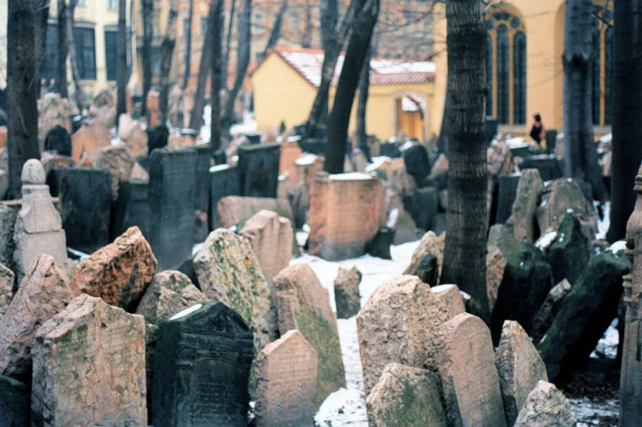 Jüdischer Friedhof mit Klausen-Synagoge im Hintergrund: Altstädter Ring mit sechs Synagogen. Eine davon ist die Spanische Synagoge, die im Jahr 1868 gebaut wurde. Da viele der ältesten Gebäude aus dem 13. Jahrhundert im Laufe der Jahre vor der Zerstörung 