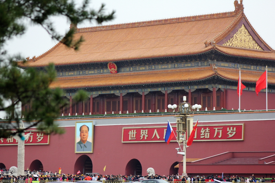 Die Verbotene Stadt in Beijing: DIE EINGANGSTORE ZUR VERBOTENEN STADT : Tor des himmlischen Friedens - Dieses Tor ist das größte Tor. Über der zentralen Tür, einst fast ausschließlich für den Kaiser reserviert, hängt jetzt das berühmte Porträt von Máo, fl
