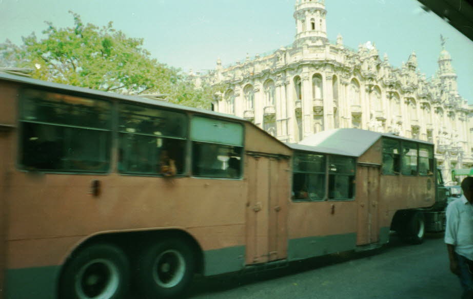 Kamelbus Havanna: Bis in die 1980er Jahre fuhren in Havanna überwiegend aus Großbritannien eingeführte Busse der Marke Leyland. Aus der kubanischen Wirtschaftskrise resultierte jedoch ein Mangel an Devisen, der sich fortan auch im öffentlichen Personennah