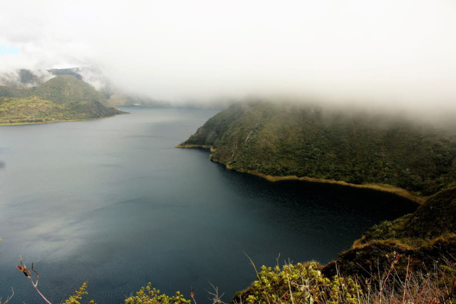 Kratersee Cuicocha - Der Cuicocha (Kichwa Kuykucha, „Meerschweinchensee“ oder Kuychikucha, „Regenbogensee“)[1] ist eine Caldera und ein Kratersee von einem Durchmesser von etwa drei Kilometern am Fuße des Cotacachis in den Ecuadorianischen Anden (Provinz 