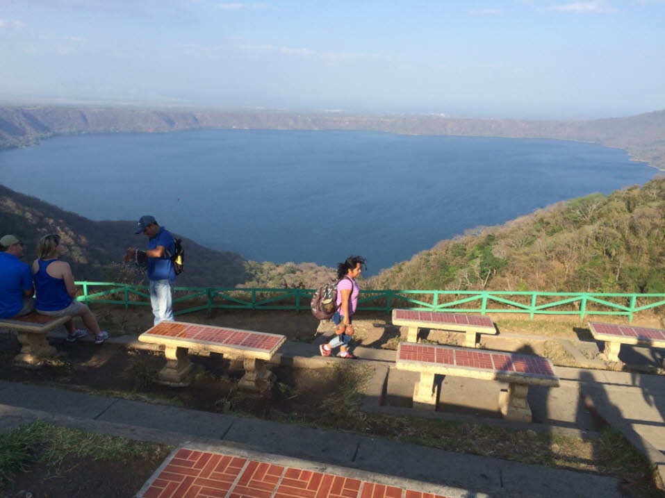 Lagune Apoyo in Nicaragua - Die Lagune Apoyo in Nicaragua ist ein 200 Meter tiefer und 5 Kilometer breiter Kratersee und ein beliebtes Ausflugziel in der Nähe von Granada. Am höher gelegenen Kraterrand sind zahlreiche beliebte Ausflugslokale, in denen hei