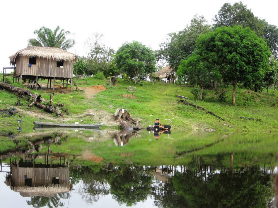 Leben am Amazonas:  Bei einem nächtlichen Bootsausflug erlebten wir, dass der Urwald sehr belebt ist: Nach einem Gottesdienst in einer Holzkirche strömten viele Menschen in kleinen Booten zurück in ihre Holzhäuser, die auf Stelzen erhöht an den Ufern vers