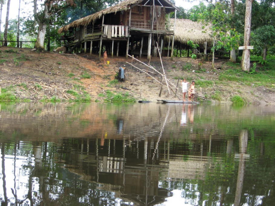 Leben am Amazonas:  Die Menschen wohnen in einem Haus auf Stelzen und fahren mit dem Boot zur Schule.