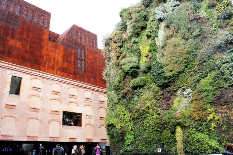 Das CaixaForum Madrid ist ein renommiertes Kunstzentrum im Herzen der spanischen Hauptstadt, in der Nähe des Museo del Prado, des Museo Nacional Centro de Arte Reina Sofia und des Thyssen-Bornemisza-Museums. Das CaixaForum wurde 2008 der Öffentlichkeit zu