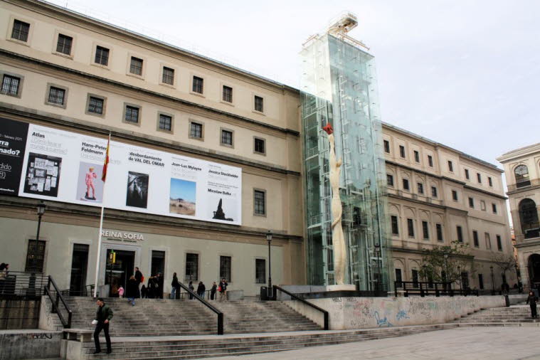 Madrid im November 2010 Museo Reina Sofía.  Das Museo Reina Sofía hat vier verschiedene Veranstaltungsorte: den Hauptveranstaltungsort, bestehend aus dem Sabatini-Gebäude und dem Nouvel-Gebäude, sowie den Parque del Retiro, den Palacio de Velázquez und de