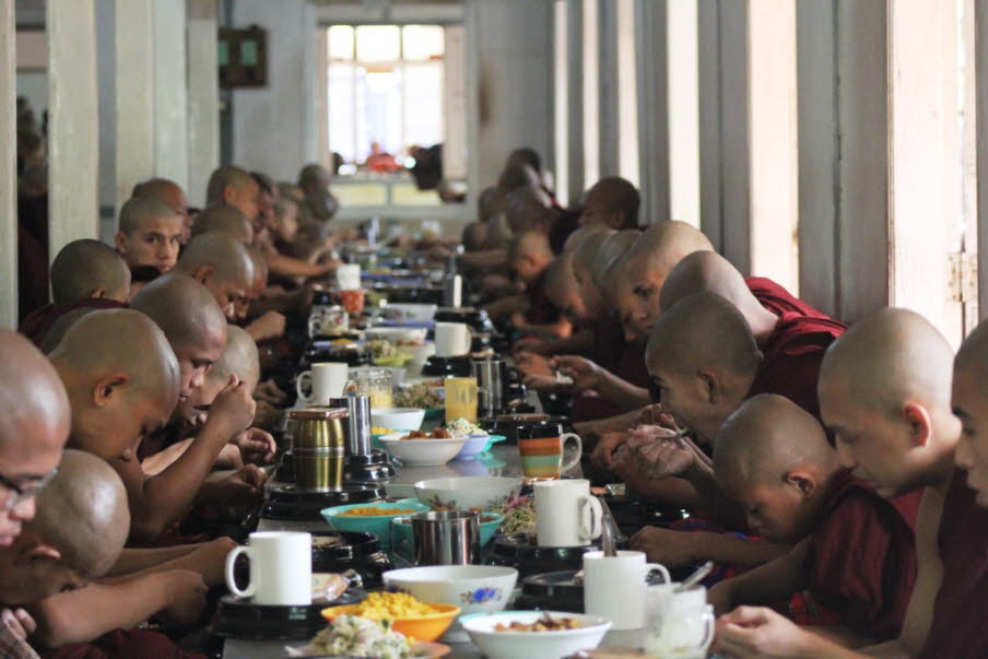 Mönchsspeisung im Mahagandayon-Kloster: Hier findet allmorgentlich um 10.15 h die Mönchsspeisung statt.