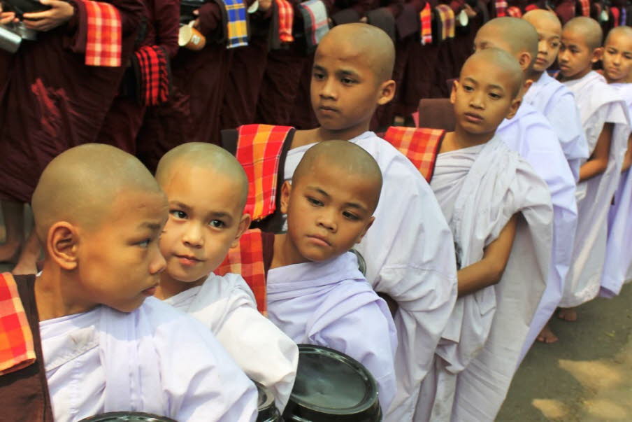 Mönchsspeisung im Mahagandayon-Kloster: Im Mahagandayon-Kloster in Mandalay treten vomittags, wie in jedem anderen Kloster der Region auch, die Mönche zum Essen an. Hunderte von Mönchen ziehen dann in die Speisesäle ein.