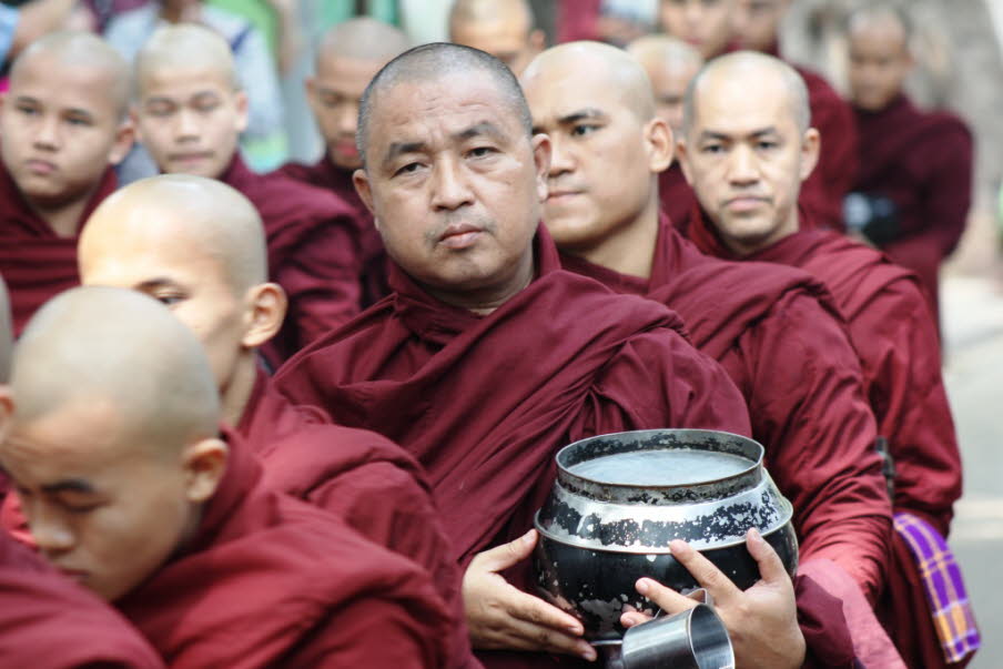 Mönchsspeisung im Mahagandayon-Kloster 