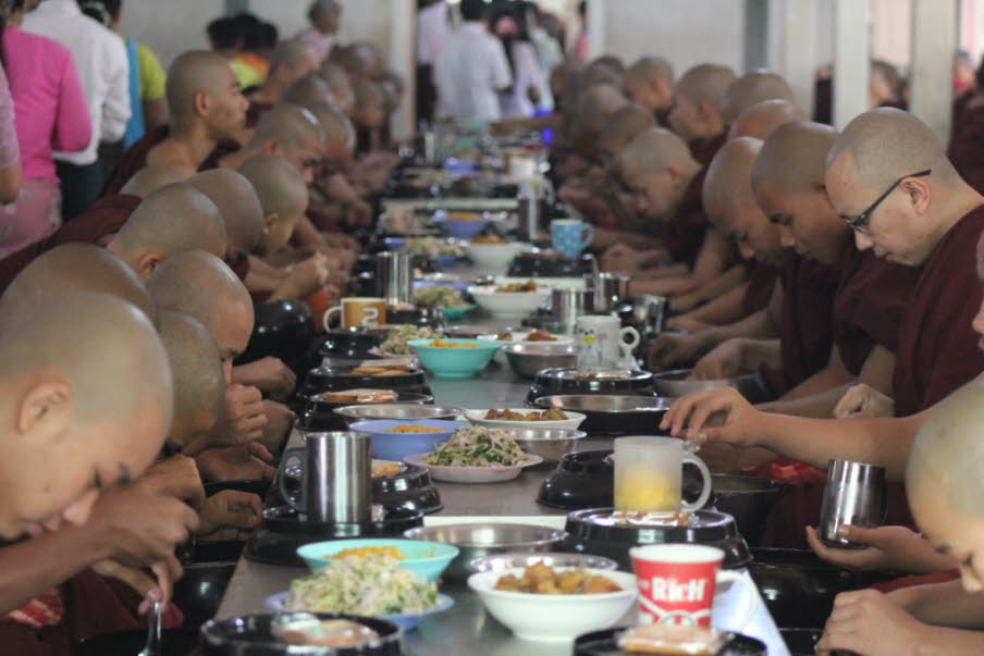 Mönchsspeisung im Mahagandayon-Kloster:  Das Mahagandayon Kloster kann sehr voll mit Einheimischen und Touristen sein. Am späten Morgen stehen Hunderte von Mönchen Schlange für ihre Mittagsmahlzeit. Auf der Rückseite der Hauptspeisesäle können Sie einen s