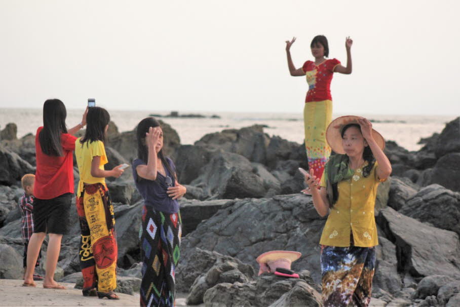 Ngapali Beach Strand im Westen Myanmars im Rakhine State in der Nähe der Stadt Thandwe: Selfies allerorten