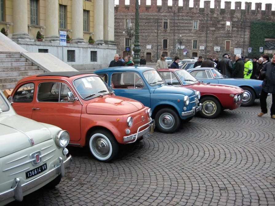 Verona: Fiat 500: Der Fiat 500 der Jahre 1957 bis 1975 war ein Kleinwagen des Kraftfahrzeugherstellers Fiat. In Abgrenzung zum Topolino wurde er Nuova 500 genannt; der Neue und der Topolino hatten technisch keine Gemeinsamkeiten. Von 1957 bis 1977 wurden 