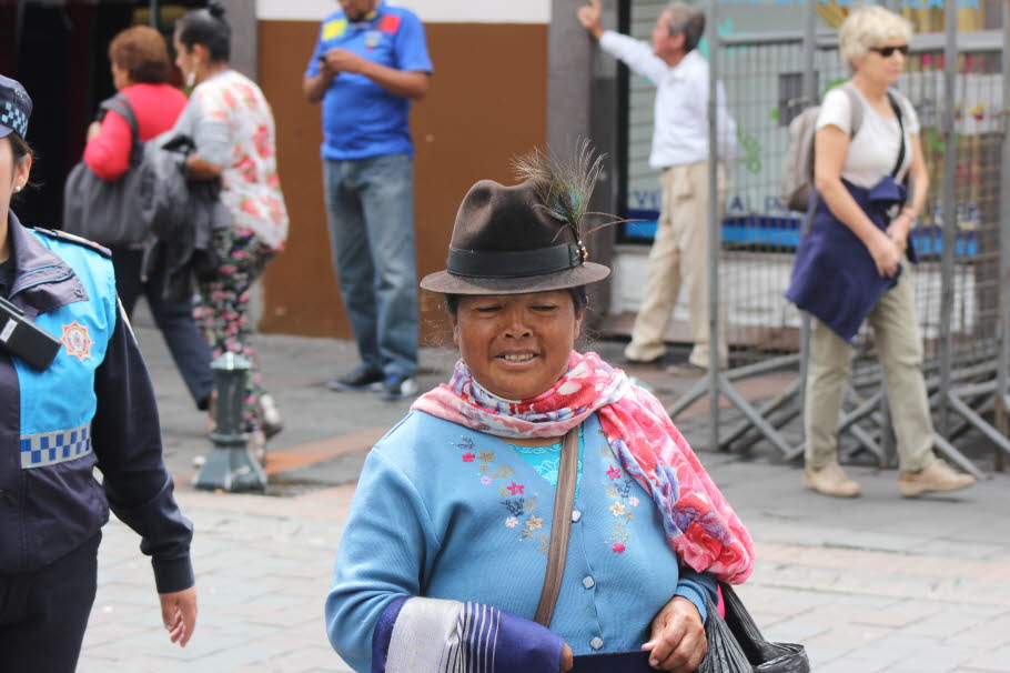 Otavalo - Otavalo ist eine Stadt in der ecuadorianischen Provinz Imbabura und Hauptstadt des Kantons Otavalo. Auf einer Höhe von 2500 m leben hier etwa 50.000 Menschen (Stand 2008). Die Stadt ist umgeben von den drei Vulkanen Imbabura, Cotacachi und Mojan