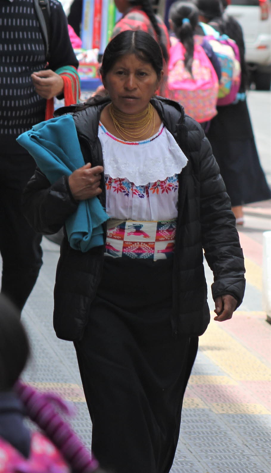 Otavalo Die Frauen tragen die traditionelle Tracht aus dunkelblauem Wickelrock und bestickter weisser Bluse  - Der rezente wirtschaftliche Erfolg bestärkt diese Identität, und deshalb ist auch die typische Tracht der Otavalos (weiße Hose und dunkler Ponch