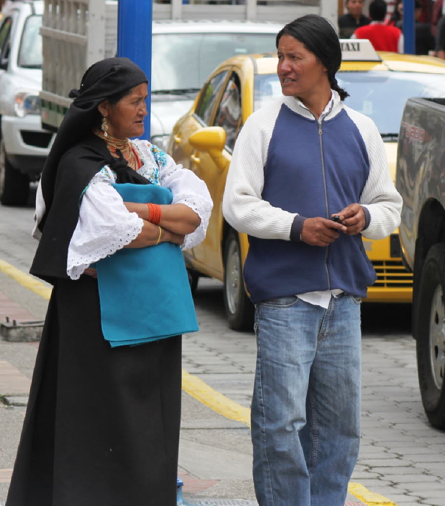 Otavalo Die Frauen tragen die traditionelle Tracht aus dunkelblauem Wickelrock und bestickter weisser Bluse (10)