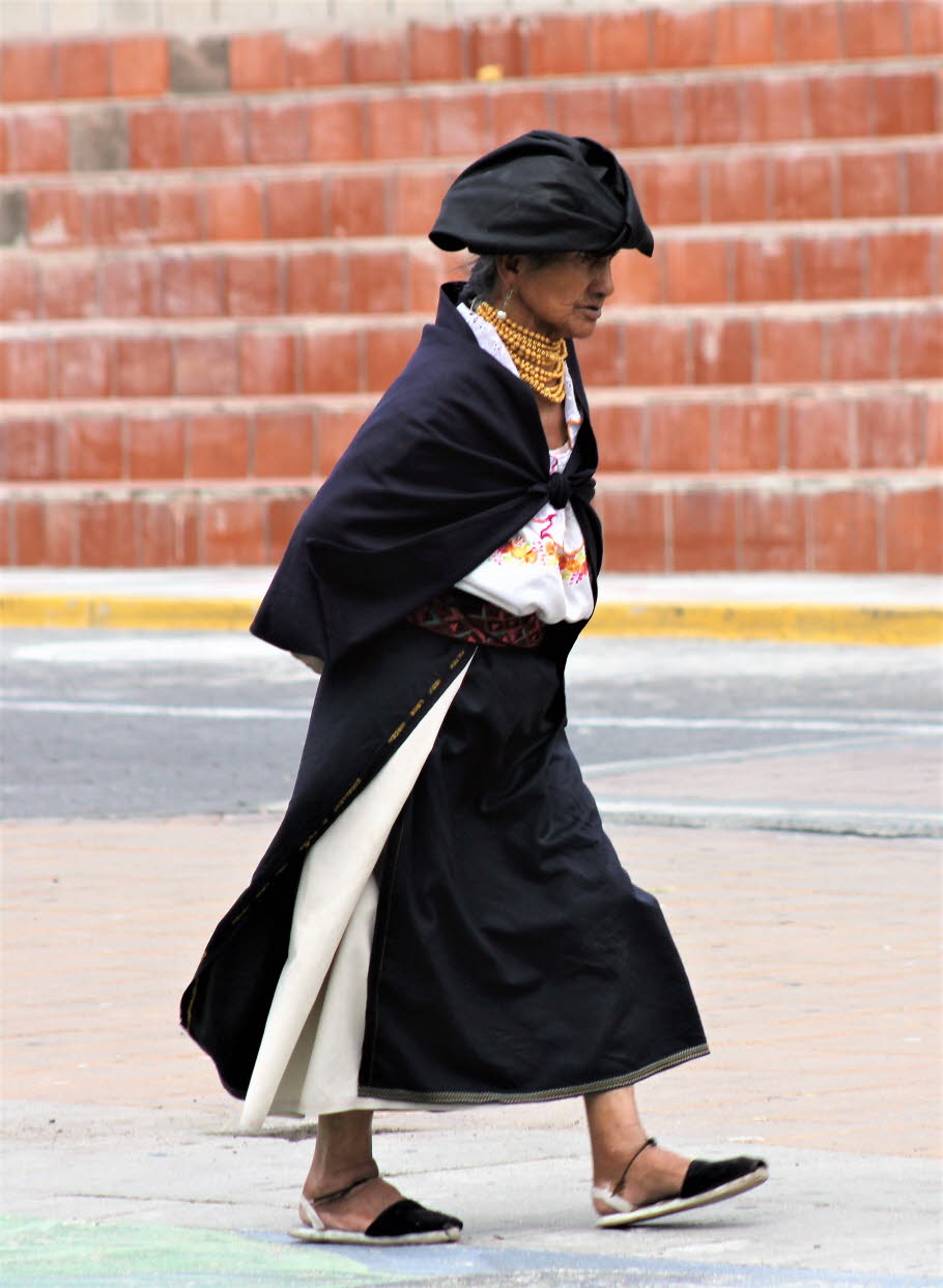 Otavalo Die Frauen tragen die traditionelle Tracht aus dunkelblauem Wickelrock und bestickter weisser Bluse (4)