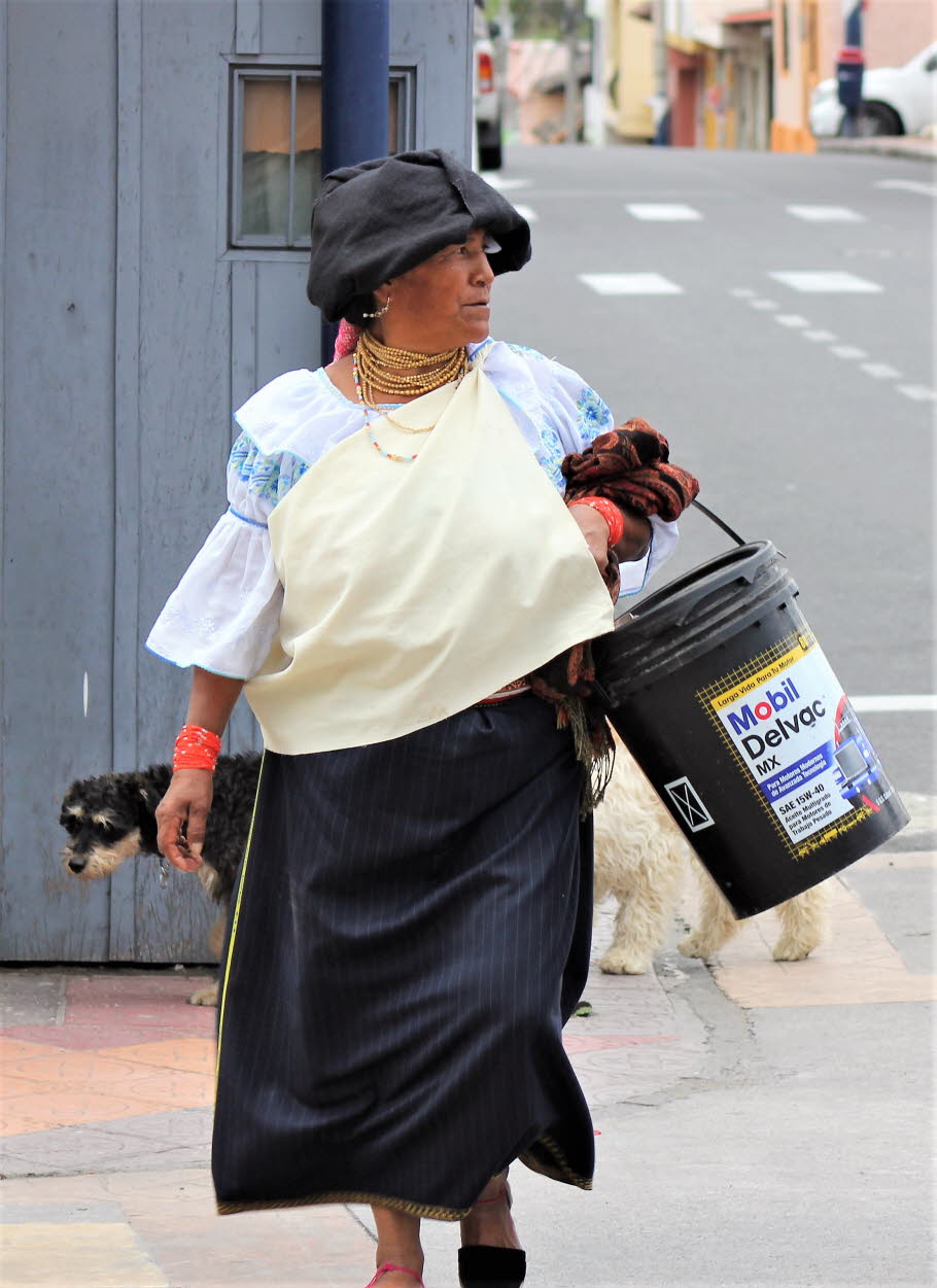 Otavalo Die Frauen tragen die traditionelle Tracht aus dunkelblauem Wickelrock und bestickter weisser Bluse (6)