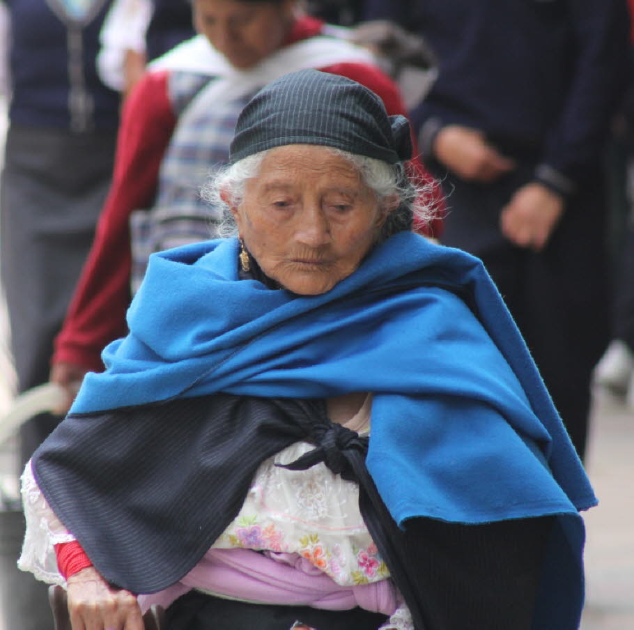 Otavalo Die Frauen tragen die traditionelle Tracht aus dunkelblauem Wickelrock und bestickter weisser Bluse (7)