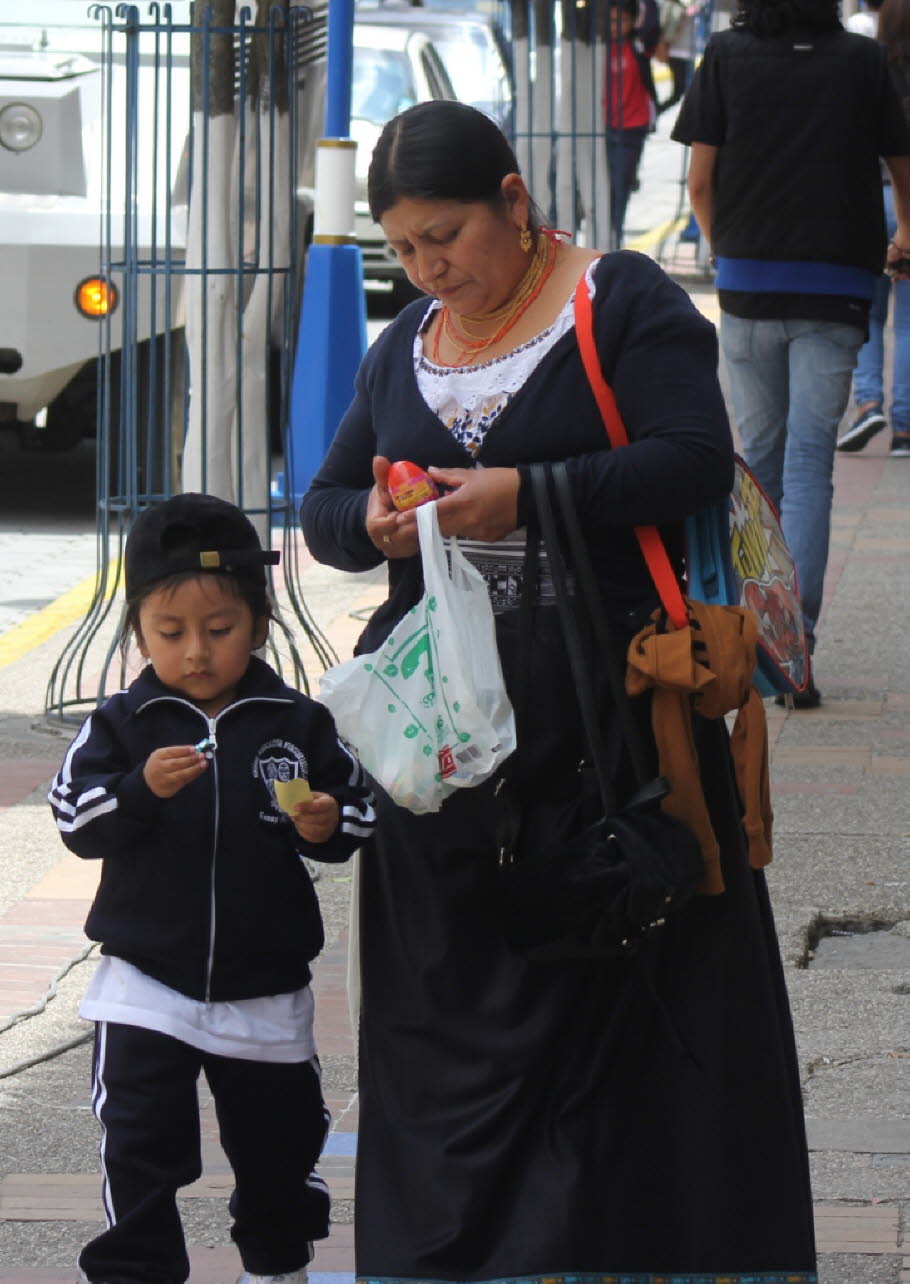 Otavalo Die Frauen tragen die traditionelle Tracht aus dunkelblauem Wickelrock und bestickter weisser Bluse (9)