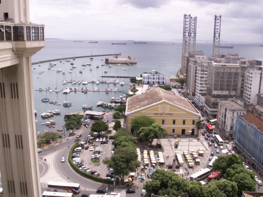 Blick von der Altstadt von Salvador da Bahia auf den Hafen